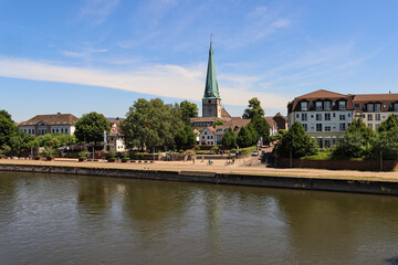 Fototapeta na wymiar Holzminden, Blick auf den Weserkai und die Lutherkirche