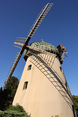 Holländer Windmühle in Tündern bei Hameln direkt an der Weser