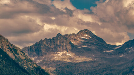 Obraz na płótnie Canvas Eindrucksvolles Panorama der österreichischen Alpen mit massiven Felsformationen.