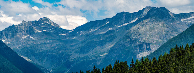 Fototapeta na wymiar Eindrucksvolles Panorama der österreichischen Alpen mit massiven Felsformationen.