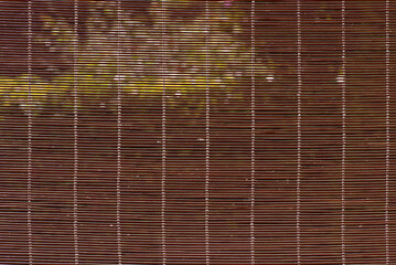 Cortina de bamboo, intimidad en espacio, se intuye fondo ajardinado
