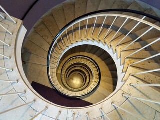 Estructura en espiral de escaleras blancas