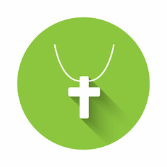 Obraz premium White Christian cross on chain icon isolated with long shadow background. Church cross. Green circle button. Vector