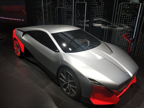 Coche deportivo gris perla &uacute;ltimo modelo con tecnolog&iacute;a avanzada