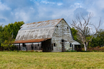 Fototapeta na wymiar Old Barn in rural Arkansas