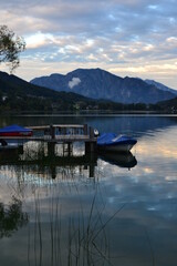 Muelle en el lago con una barca amarrada