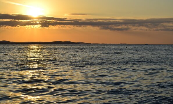 Sol de aterdecer cayendo detras de las monta&ntilde;as sobre el mar en Croacia