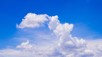 Fototapeta na wymiar blue sky and white clouds