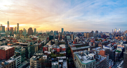 Panoramic New York City skyline view as dusk falls on the buildings of Manhattan - obrazy, fototapety, plakaty