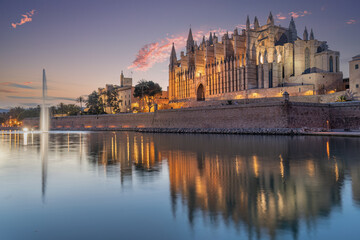 Fototapeta na wymiar Palma Cathedral on the island of Majorca