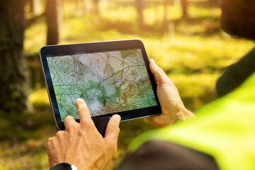 landmeter werken met bos topografie kaart in digitale tablet. landmeten