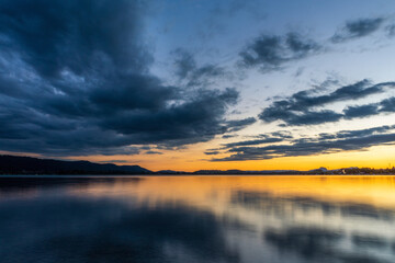 Fototapeta premium Sommerabend am Bodensee zur blauen Stunde 