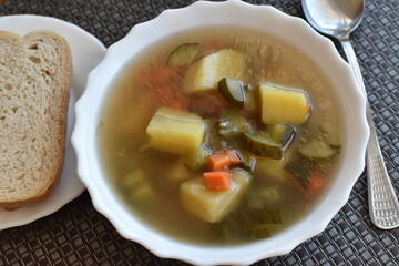 Zupa ogórkowa w misce.