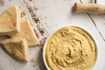 Homemade hummus with pita slices