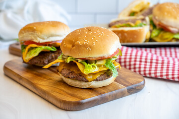 Cheeseburger with chips