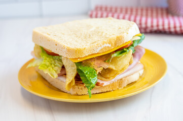 deli sandwich with chips