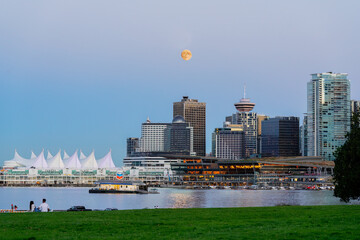 Fototapeta premium Vancouver city skyline with super full moon
