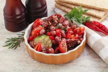 Tuna salad with bean and tomato