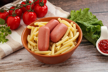 Mini sausages with pasta macheroni