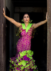 Mujer andaluza vestida de flamenca para ir a la Feria