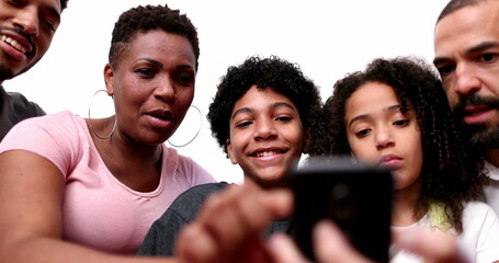 Obraz premium Family gathered together laughing and smiling over social media news