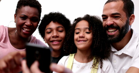 Obraz premium Ethnically mixed race family staring at smartphone
