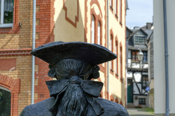 Denkmal und Gasse in der historischen Altstadt von Weilburg