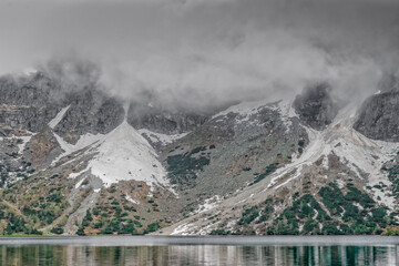 Zachmurzone szczyty górskie nad jeziorem Morskie Oko w Tatrach