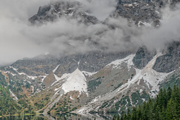 zachmurzone szczyty górskie nad Morskim Okiem w Tatrach - obrazy, fototapety, plakaty