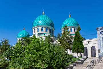 Fototapeta na wymiar Khoja Ahror Valiy Mosque is a mosque in Tashkent, Uzbekistan. Also known as the Jama or Dzhuma Mosque, it was built in 1451 by Sheikh Ubaydullo Khoja Akhror.