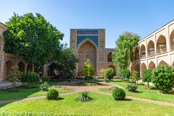 Obraz premium TASHKENT, UZBEKISTAN - JUNE 08, 2022: KHistorical theological school of Kukeldash Madrasah, in Tashkent