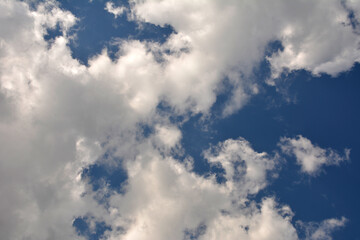 Clouds in the blue sky .