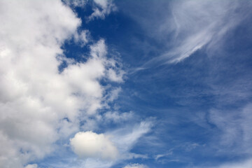 Clouds in the blue sky .