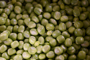 große Menge grüner ungekochter Erbsen aus Dänemark