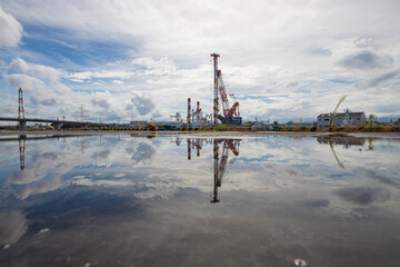 雨上がりの埠頭のリフレクション