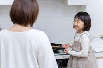 キッチンで料理をする女の子
