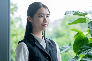 日本人女性ウェイトレスのポートレート