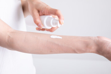 日焼け止めクリームを塗る女性　Sunscreen