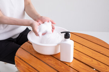 洗顔ネットで泡立てる手元　At hand whipping with a face wash net