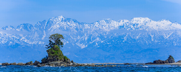 Amaharasi coast and Tateyama mountain range in Toyama, Japan. 雨晴海岸と立山連峰。富山県高岡市