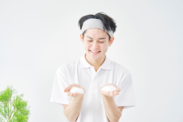 洗顔フォームでで洗顔背う男性