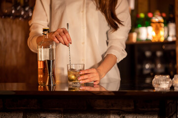 お酒をつくるスナックのママ　BAR	