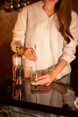 お酒をつくるスナックのママ　BAR	