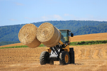 収穫が終わった麦畑の農作業
