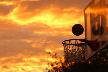 atardecer en baloncesto