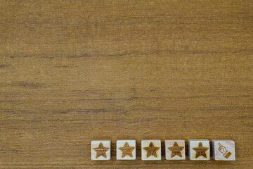 5つ星を彫刻したウッドキューブをチークの木材に並べたプレートのデザインの素材