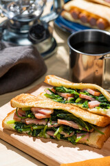 屋外キャンプでホットサンドを作って食べる、定番のキャンプ飯