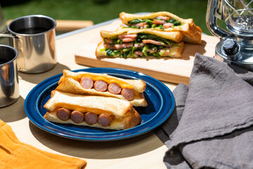 屋外キャンプでホットサンドを作って食べる、定番のキャンプ飯