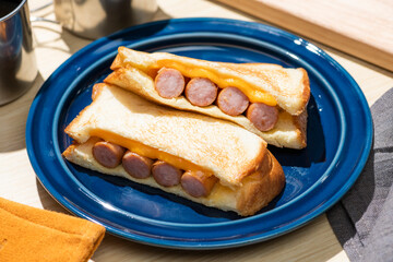 ソーセージとチーズを挟んだホットサンドのキャンプ飯