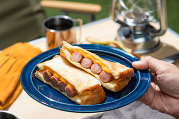 ソーセージとチーズを挟んだホットサンドのキャンプ飯